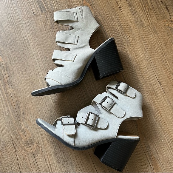 Maurices Booties Peep Toes Chunky Heel Grey Buckles Size 8 - Picture 2 of 10